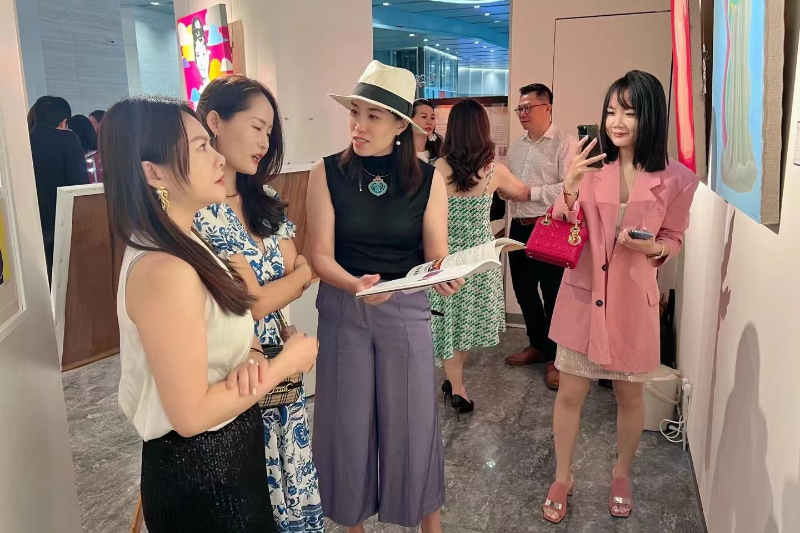 Prestige Art Gallery owner Audrey Zhang presenting the on-site artworks to the attendees