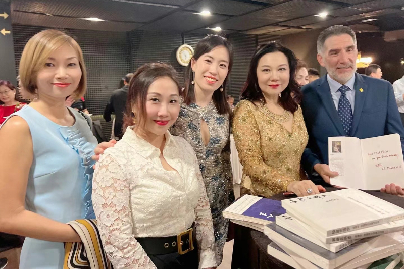 Guests took a commemorative photo with President Zhang Lu