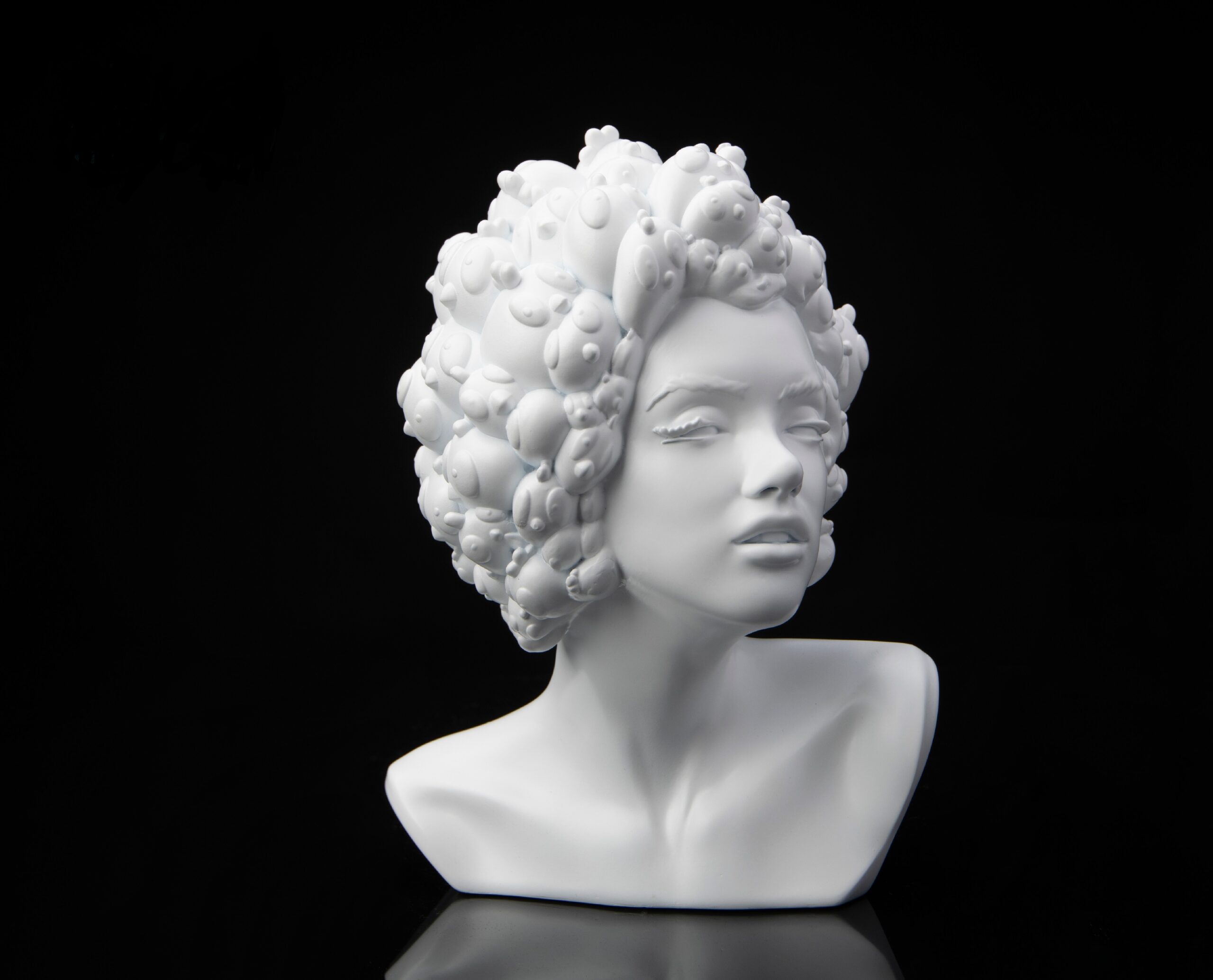 Ceet Fouad, M Chikanos (white), 2022, Resin, 16 x 12 x 22 cm